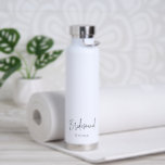 Botella De Agua Minimalista Boda moderno negro y blanco<br><div class="desc">Botella de agua boda moderna en blanco y negro con un diseño simple y minimalista con "dama de honor" en un guión elegante junto con su nombre. Un regalo lindo y jovencito para las damas de honor.</div>