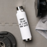 Botella De Agua Minimalista cita graciosa beber agua con un nombre<br><div class="desc">Personalizable texto para escribir tu propia cita graciosa o favorita o mantener la lista para animarte a ti o a tu ser querido a beber más agua "nombre,  no eres un camello. ¡Beba agua!"</div>
