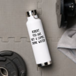 Botella De Agua Minimalista cita graciosa beber agua con un nombre<br><div class="desc">Personalizable texto para escribir tu propia cita graciosa o favorita o mantener la lista para animarte a ti o a tu ser querido a beber más agua "nombre,  no eres un camello. ¡Beba agua!"</div>
