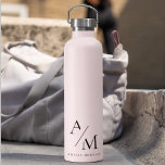 Botella De Agua Mínimo Pastel Rosa Inicial y Personalizado<br><div class="desc">Manténgase hidratado con estilo con esta botella de agua inicial y personalizada de color Pastel mínimo. Con un diseño elegante y minimalista, esta botella de agua es perfecta para aquellos que aprecian la elegancia y la funcionalidad. El suave fondo rosa pastel aporta un toque de sofisticación, mientras que la inicial...</div>