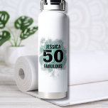 Botella De Agua Moda 50 cumpleaños<br><div class="desc">Una mezcla de escritura linda y audacia moderna con este diseño simple de "50 y fabuloso"! Con un colorido clásico en blanco y negro con un toque de color del fondo de las acuarelas azul verde azulado (o turquesa). Personalizar al nombre, y si lo necesitas, también puedes cambiar el 'y'...</div>