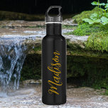 Botella De Agua Moda Chicas de oro Nombre Personalizado de script<br><div class="desc">Una botella de agua inoxidable con monograma de oro personalizado de moda para un chica al que le encantan los regalos simples y escritos a mano. Hermoso guión cursivo en el costado de la botella que explica su nombre.</div>