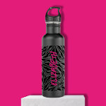 Botella De Agua Moda Nombre rosado caliente en la impresión de ceb<br><div class="desc">Una elegante botella de agua negra muestra un patrón de rayas de cebra negras acentuadas con tu nombre en letras de moda rosa caliente impresas verticalmente en la parte delantera. Crea por ti mismo o dámela como regalo.</div>