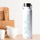 Botella De Agua Moda Seafoam Green Name Handwriter Personalizado d<br><div class="desc">Una botella de agua monograma personalizada de color verde marino de moda para un chica o un tipo que ama los regalos simples y escritos a mano. Hermoso guión cursivo en el costado de la botella que explica su nombre.</div>
