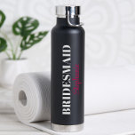 Botella De Agua Moderna fiesta de Boda de escritura minimalista<br><div class="desc">¡Gracias a tu fiesta nupcial con estas botellas de agua personalizadas de la fiesta nupcial! ¡Ideal para hacer una excursión de fin de semana! El título puede ser modificado a cualquier texto que incluya a Jr. Bridesmaid, Maid of Honor, Matron of Honor y Flower Girl. Hay diferentes opciones de color...</div>