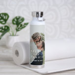 Botella De Agua Moderna foto de un Boda recién casado<br><div class="desc">Moderna botella de agua de fotos con un diseño sencillo pero elegante con tus nombres y fecha de boda sobre tu foto favorita. Esta bonita botella de agua es un gran regalo para una pareja recién casada o una pareja recién casada por su primer aniversario.</div>