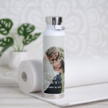 Botella De Agua Moderna foto de un Boda recién casado<br><div class="desc">Moderna botella de agua de fotos con un diseño sencillo pero elegante con tus nombres y fecha de boda sobre tu foto favorita. Esta bonita botella de agua es un gran regalo para una pareja recién casada o una pareja recién casada por su primer aniversario.</div>