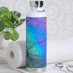 Botella De Agua Moderna Piedra de mármol de moda colorida<br><div class="desc">La impresionante y colorida foto de piedra labradorita en color arcoiris es el escenario perfecto para un diseño sencillo y moderno. Este es un cierre de una verdadera piedra labradorita natural con azul,  púrpura,  rosa,  amarillo y verde. Moda Moderna Botella de agua de estilo Crystal Stone Colorida</div>