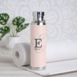 Botella De Agua Moderna y elegante tipografía monográfica Rubor Pi<br><div class="desc">Todo se trata de ti con este diseño de botellas de agua suave y femenina en rosa rubor. Tiene una elegante representación de su nombre y monograma con serios clásicos y una tipografía de escritura más ornamentada en una simetría equilibrada. Los tres elementos se mezclan con una sofisticada armonía y...</div>
