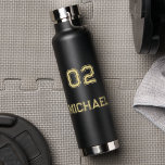 Botella De Agua Moderno Black Gold Player Name Jersey Number Sport<br><div class="desc">Crea tu propio personalizado, personalizado, fresco, moda, moderno, elegante tipografía de oro falso / tipo de letra / guión, negro elegante, a prueba de derrames, acero inoxidable, exterior resistente a la condensación, nombre de jugador monogramado número jersey negro duradero de doble pared Thor Copper Vacuum Insulated Bottle que mantiene las...</div>