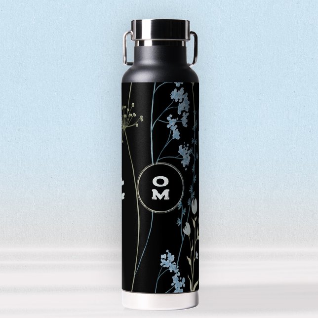 Botella De Agua Moderno Flor silvestre Monograma Negro Luz Azul Gr (Modern Wildflower Monogram Black Light Blue Large Water Bottle ©Susanne Sachers - Sunny Mind Design )