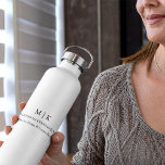 Botella De Agua Moderno Monograma Minimalista o Agregar logotipo c<br><div class="desc">Botella moderna de agua de bebida Minimalista. Blanco y negro o elige tus colores personalizados. Perfecto para pequeñas empresas, marcas de empresas, autónomos, abastecedores, panaderías, cafés, restaurantes, publicidad de clientes y más. Fácil de personalizar con sus iniciales de monograma, nombre comercial e información, título de trabajo, lema o incluso añadir...</div>