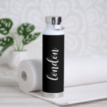 Botella De Agua Moderno negro simple y elegante<br><div class="desc">Botella moderna de agua negra con un diseño sencillo y minimalista con tu nombre en un guión elegante. Un diseño bonito perfecto para una chica.</div>
