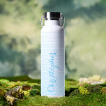 Botella De Agua Moderno y elegante guión azul Nombre personalizado<br><div class="desc">Crea tu propio personalizado, personalizado, moderno, fresco, elegante, de moda, de moda, con rayas de rayas beis azules y blancas con sombra de diseño, elegante guión de tipografía azul, acero inoxidable, exterior resistente a la condensación, botella aislada de vidrio esmaltado Thor Copper Vacuum negro duradero que mantiene las bebidas calientes...</div>