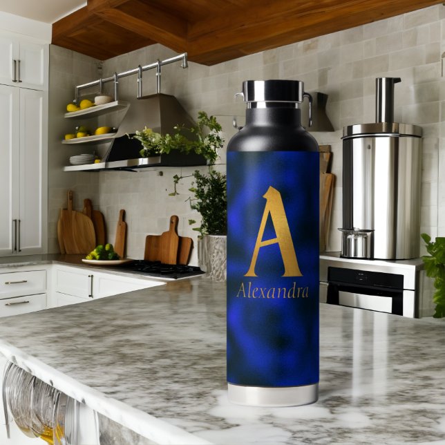 Botella De Agua Monograma A azul y oro metálico (32 0z bottle is approx. 3.27" W x 11.26" H)