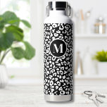 Botella De Agua Monograma blanco negro moderno<br><div class="desc">Diseño divertido y a la moda con este acento de estampado de leopardo o estampado de chita. Personalice esta botella de agua con una inicial. Incluso puedes añadir un nombre sobre la letra si quieres. Cambie el fondo y los colores de fuente y la tipografía a lo que desee. Incluso...</div>