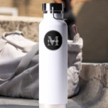 Botella De Agua Monograma blanco simple personalizado<br><div class="desc">Eleve su regalo con este sencillo FRASCO DE AGUA Personalizado de Monograma Blanco y Negro. Diseñado con una estética limpia y minimalista, esta botella de agua presenta un audaz monograma en blanco y negro clásico. Perfecto para regalos, favores de boda, o como accesorio diario personalizado. Añade tus iniciales o las...</div>