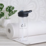Botella De Agua Monograma Clásico Elegante Minimal<br><div class="desc">Una botella de agua con un simple monograma minimalista moderno y limpio con iniciales de tipografía sérica simple y funda inferior. Una marca de puntuación (punto) divide la primera y la última inicial como un simple elemento de diseño que define este estilo tipográfico como moderno y limpio. Su nombre en...</div>