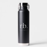 Botella De Agua Monograma Clásico Elegante Mínimo Negro y Blanco<br><div class="desc">Un diseño de monograma minimalista con grandes iniciales tipográficas en un tipo de letra clásico con su nombre debajo sobre un simple fondo negro. ¡El regalo o accesorio perfectamente personalizado!</div>