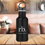 Botella De Agua Monograma Clásico Elegante Mínimo Negro y Blanco<br><div class="desc">Un diseño de monograma minimalista con grandes iniciales tipográficas en un tipo de letra clásico con su nombre debajo sobre un simple fondo negro. ¡El regalo o accesorio perfectamente personalizado!</div>