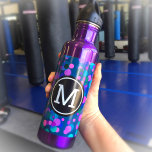 Botella De Agua Monograma confetti azul turquesa morado verde azul<br><div class="desc">Los puntos de confeti azul turquesa, violeta, rosa y verde sobre un fondo verde azulado oscuro adornan esta moda, una botella de agua de acero inoxidable montada en forma moderna. Añade un sentido de estilo a tu entrenamiento. Hace una declaración divertida cada vez que la usas. Personalizar el color de...</div>