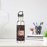 Botella De Agua Monograma de bronce dorado de color negro con patr<br><div class="desc">Elegante,  glamuroso y femenino con un estampado de leopardo marrón,  dorado y negro,  decorado con confetti dorado. Plantilla para su nombre. Una falsa etiqueta de color bronce. Añade tu nombre y letra de monograma,  texto en blanco y negro.</div>