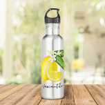 Botella De Agua Monograma de cítricos limón<br><div class="desc">Disfrute de estos vasos personalizados con un diseño de limón cítrico acuático.</div>