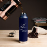 Botella De Agua Monograma De Guay Del Regalo Del Boda De Groom<br><div class="desc">Regalos De Boda Padre Del Boda Groom Regalo Guay Monograma Moderno Navy Botella De Agua De Acero Inoxidable Azul. Añade un toque especial extra con un regalo monogramado de Gracias especialmente para el Padre del Groom. Haga clic en personalizar esta plantilla para personalizar con el apellido inicial del monograma, el...</div>