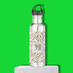 Botella De Agua Monograma de impresión de animales de color beige<br><div class="desc">Una botella de agua elegante presenta un patrón de impresión de animales salvajes en tonos beige y blanco acentuado con su monograma inicial de moda. Crea por ti mismo o dámela como regalo.</div>