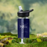 Botella De Agua Monograma de Moda de regalo para Groomsman   Guay<br><div class="desc">Regalos De Bodas Regalos Groomsmen Moda Regalo Groomsman Monograma Plus Nombre Fecha Moderno Botella de Agua Azul de la Marina Guay. La personalización añade ese toque especial con un regalo monogramado especialmente para su Groomsman. Haga clic en personalizar esta plantilla para personalizar con su propio monograma Groomsman nombre inicial, su...</div>
