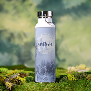 Botella De Agua Monograma de niebla del bosque de abeto de inviern