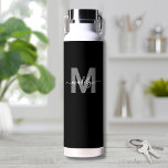 Botella De Agua Monograma de nombre moderno blanco negro<br><div class="desc">Cree Su Propio Botella De Agua Moderna Y Personalizada De Nombre Blanco Negro Monograma. Esta bonita y elegante botella de agua tiene un elegante fondo negro con una inicial gris negrita, superpuesta por un fluido nombre de escritura blanco para un toque personal en ambos lados. Ideal para estudiantes, profesores, gimnasios...</div>