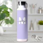 Botella De Agua Monograma de nombre moderno púrpura<br><div class="desc">Cree Su Propio Frasco De Agua Con Nombre Púrpura Lilac Personalizado Monograma. Esta botella de agua es bonita y elegante, con un suave fondo lila violeta que le da un aire fresco y relajante. Un inicial blanco y negrita se sienta en el centro, con un nombre de guión negro que...</div>