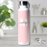 Botella De Agua Monograma de nombre moderno rosado de Rubor<br><div class="desc">Crea tu propio frasco de agua con nombre rosado personalizado de Rubor Monograma. Esta bonita y elegante botella de agua tiene un suave fondo rosa rubor con una inicial en blanco en el centro, sobre la que hay un flamante nombre de escritura negro para un toque personalizado en ambos lados....</div>