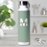 Botella De Agua Monograma de nombre moderno verde<br><div class="desc">Cree Su Propio Frasco De Agua Con Nombre Verde Sage Personalizado. Esta bonita y elegante botella de agua presenta un suave fondo verde salado para una atmósfera terética y apacible. Un inicial blanco y negrita se sienta en el centro, con un nombre de guión negro que fluye para un toque...</div>