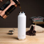 Botella De Agua Monograma de oro simple elegante Minimalista moder<br><div class="desc">Frasco sencillo de agua dorada y blanca con un diseño moderno y elegante con un monograma de dos letras en un tipo de letra serif clásico. Un diseño minimalista que se presenta como moda y elegante.</div>
