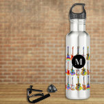 Botella De Agua Monograma del patrón de guitarra colorido<br><div class="desc">Un regalo de ideas para profesores de música, guitarristas, músicos y estudiantes de música. Guitarras eléctricas funky, guitarras acústicas y guitarras semiacústicas patrón sobre botella de agua monogramo personalizada negra en vivos colores brillantes de arte pop. Fácil de personalizar con la plantilla inicial y de nombre del monograma. Este divertido...</div>