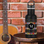 Botella De Agua Monograma del patrón de guitarra psicodélico funky<br><div class="desc">Un regalo de ideas para los guitarristas, intérpretes, profesores de música, guitarristas, músicos y estudiantes de música. Guitarras eléctricas funky, guitarras acústicas y guitarras semiacústicas patrón sobre botella de agua monogramo personalizada negra en vivos colores brillantes de arte pop. Fácil de personalizar con la plantilla inicial y de nombre del...</div>