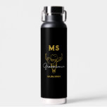 Botella De Agua Monograma Groomsmen del Boda de Cowboy del país oc<br><div class="desc">Regalos personalizados para los padrinos y el mejor hombre con temática de vaquero del oeste. Decorada con gorra de vaquero con letra occidental vintage. El texto y el color son editables utilizando la herramienta de diseño para que se ajuste a su ocasión. Obtén este regalo de personalizar para boda, despedida...</div>