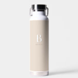 Botella De Agua Monograma inicial mínimo moderno beige<br><div class="desc">Este diseño de botellas de agua personalizado presenta un sencillo monograma en color beige y blanco. Haz una bebida de clase con tu nombre y inicial. Esta botella de agua personalizada será un regalo único para alguien especial o para ti mismo. Si desea cambiar las fuentes o la posición, haga...</div>