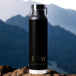 Botella De Agua Monograma Minimalista de oro negro clásico<br><div class="desc">Eleva tu rutina de hidratación con nuestra clásica elegante botella de agua Minimalista moderna monograma negro. Diseñada meticulosamente, esta botella de agua combina perfectamente la sofisticación atemporal con el minimalismo contemporáneo, convirtiéndolo en un accesorio elegante y funcional para tu vida diaria. Esta botella de agua, elaborada con precisión y atención...</div>