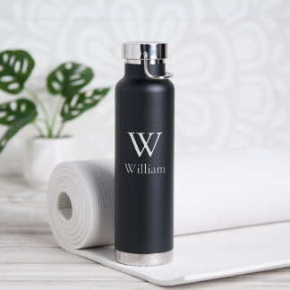 Botella De Agua Monograma minimalista en negro y blanco con nombre