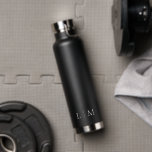 Botella De Agua Monograma Minimalista simple y elegante negro<br><div class="desc">Frasco sencillo de agua negra con un diseño moderno y elegante con un monograma de dos letras en una fuente serif clásica. Un diseño minimalista que se presenta como moda y elegante.</div>