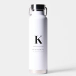 Botella De Agua Monograma moderno minimalista negro y blanco<br><div class="desc">Un diseño vertical minimalista en un estilo elegante en monocromo blanco y negro y en un gran monograma tipográfico inicial. El texto puede ser fácilmente personalizado para un diseño tan único como usted!</div>