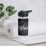 Botella De Agua Monograma moderno minimalista nombre inicial<br><div class="desc">Monograma moderno minimalista nombre inicial blanco negro. Nombre personalizado personalizable con una inicial cursiva en un color negro.</div>