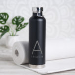 Botella De Agua Monograma moderno personalizado negro grande<br><div class="desc">Elegante y profesional, sencillo y sobrio nombre personalizado y carta inicial botella de agua de acero inoxidable con un Monograma Personalizado en un moderno y minimalista sans serif clásico para un look profesional, sencillo y masculino. Mostrado en gris sobre una botella de agua metálica negra, los colores del texto y...</div>