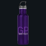 Botella De Agua Monograma moderno personalizado púrpura inicial<br><div class="desc">Botella profesional y subestimada de agua morada y gris personalizada con un sencillo monograma masculino personalizado con 2 letras iniciales, y nombre que se puede editar a cualquier letra o color para diseñar una elegante botella de agua metalizado que se ve genial en la oficina o escuela con un diseño...</div>
