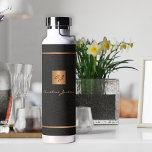 Botella De Agua Monograma negro dorado moderno y nombre personaliz<br><div class="desc">Moderno monogramado de cuero negro elegante como (IMPRESO) y el guión de la firma del nombre de oro de cobre personalizó la elegante botella de agua. Un regalo perfecto para un cumpleaños,  aniversario,  promoción de empleo,  Navidades,  boda u otra celebración.</div>