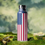 Botella De Agua Monograma personalizado patriótico de bandera esta<br><div class="desc">Todos los norteamericanos, Stars and Stripes, Old Glory, Star-Spangled Banner, bandera de EE.UU., personalizado, personalizado, fresco, moda, elegante, hermoso guión falso de oro / nombre de tipografía / monograma / iniciales, elegante, a prueba de derrames, acero inoxidable, exterior resistente a la condensación, mate monogramado negro duradero de doble pared Thor...</div>