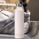Botella De Agua Monograma Personalizado Rosa Inicial Y Nombre<br><div class="desc">Manténgase hidratado con estilo con nuestra botella de agua rosa Pastel personalizada de Monograma. Con un suave diseño rosa pastel, esta elegante botella de agua está adornada con un original monograma y su nombre personalizado con una letra moderna. Perfecto para entrenamientos, uso de oficina o hidratación diaria, esta botella combina...</div>